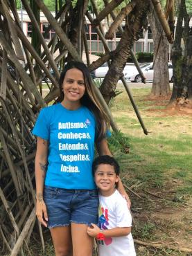 Layane e o filho Antônio, que no próximo mês completa cinco anos 