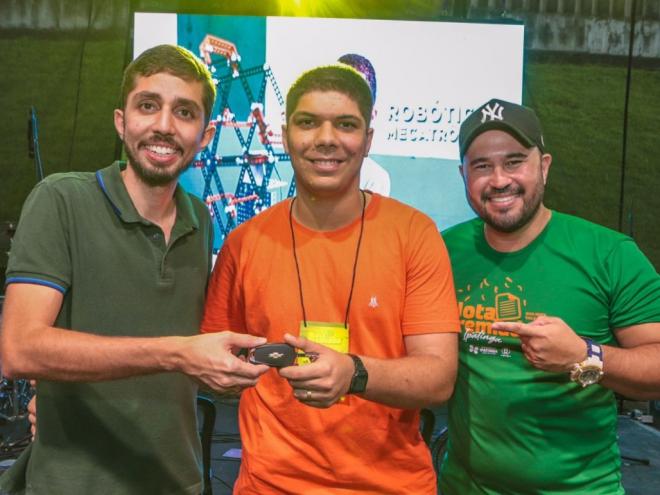 Matheus Gonzaga de Paula Oliveira (no centro) foi sorteado e levou o grande prêmio da campanha
