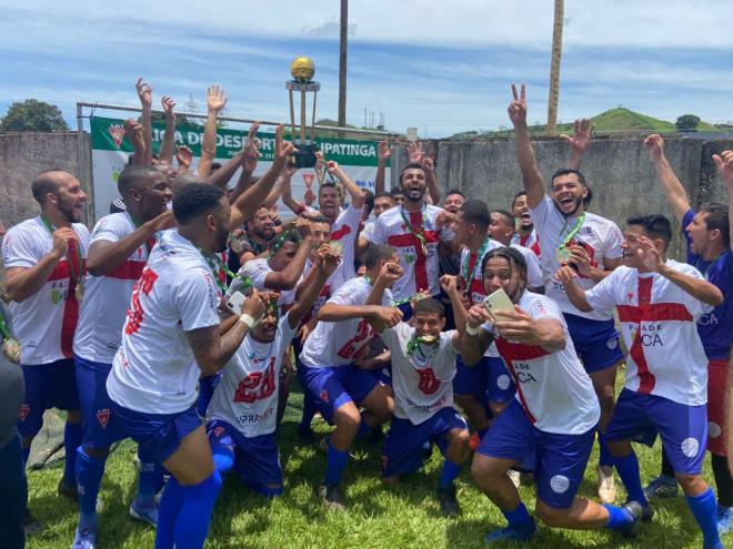 Os jogadores, dirigentes e comissão técnica do Universo comemoram uma conquista numa campanha em que eliminaram os principais favoritos