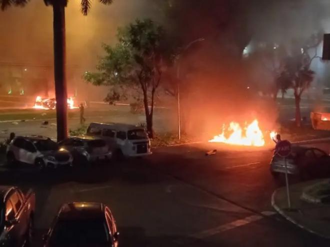 Tentativa de invadir a sede da PF foi rechaçada e o ato acabou em depredação, com carro e ônibus incendiados 