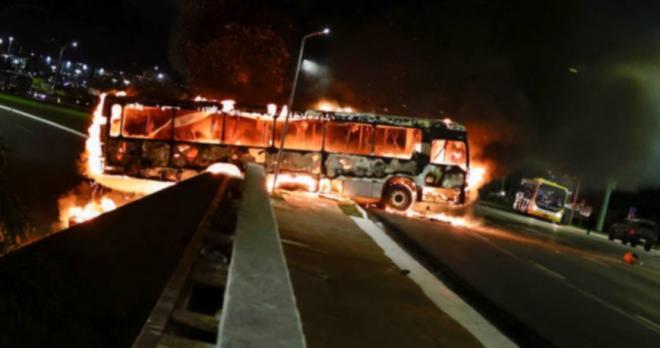 Entre os veículos incendiados está um ônibus urbano 