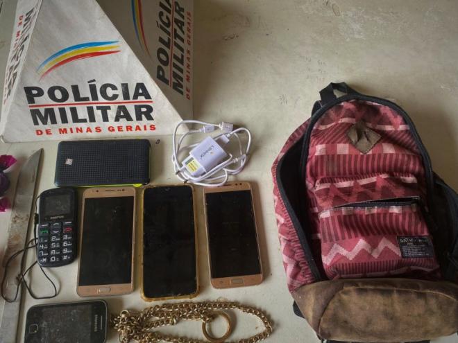 Esses produtos foram encontrados na bolsa que o ladrão dorminhoco carregava 