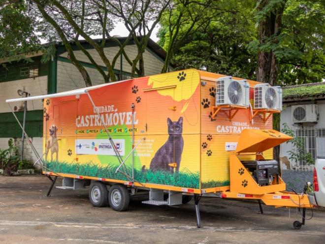 O veículo com estrutura para realização de castração e microchipagem de cães e gatos já está na cidade