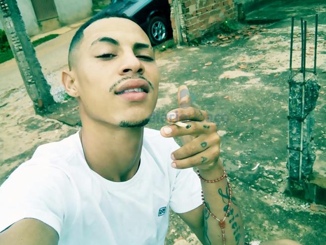 Raynelle foi baleado nas costas pelo autor do crime que invadiu a varanda