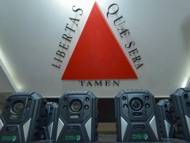 O equipamento portátil será inserido na parte frontal do fardamento dos policiais
