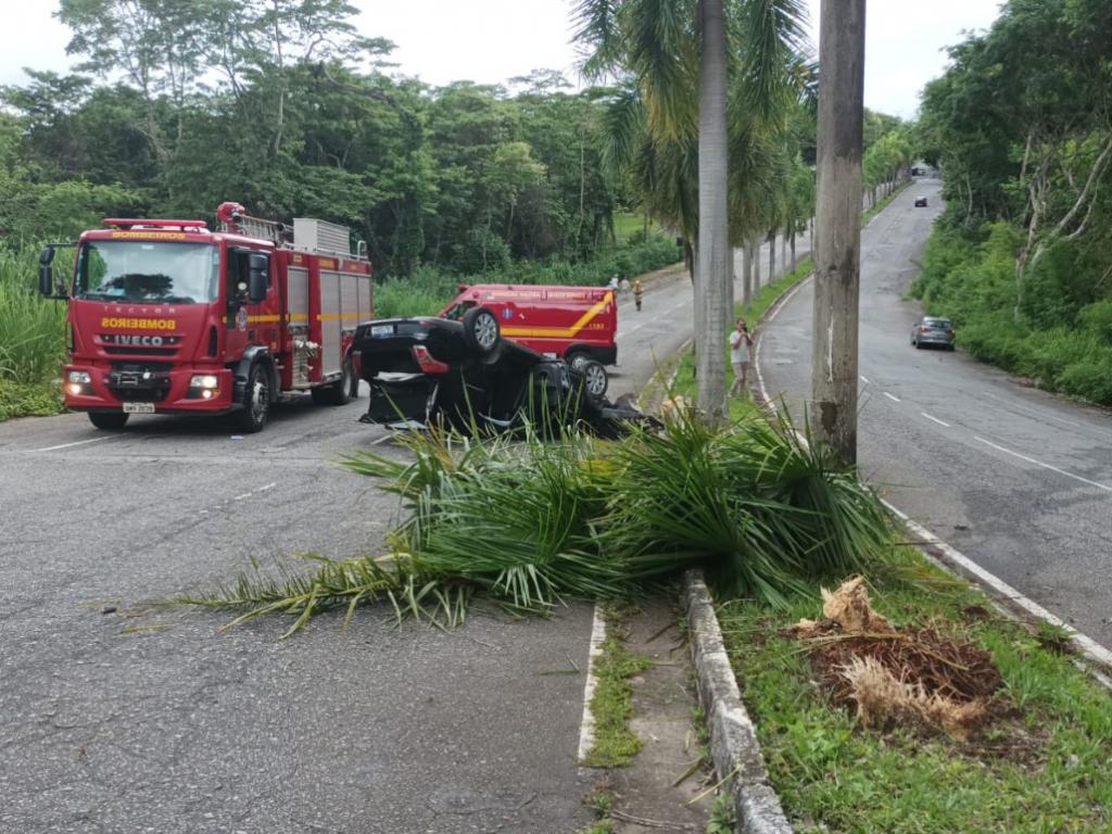 Carro foi parar do lado da pista contrária ao sentido em que era dirigido 