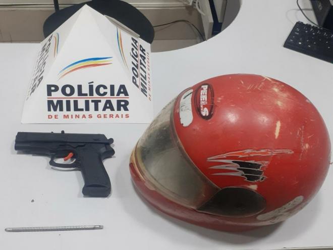 Nas buscas, policiais militares localizaram esses objetos com o indivíduo denunciado por ameaça e tentativa de furto 