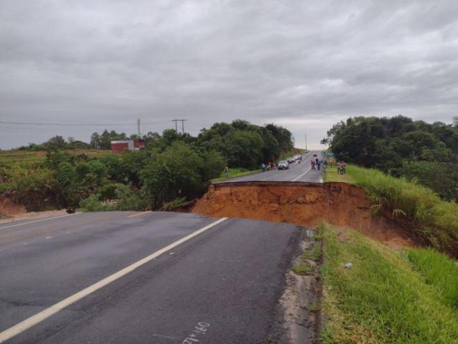 Km 71,5 da BR-101, no município de São Mateus, há interdição total da rodovia
