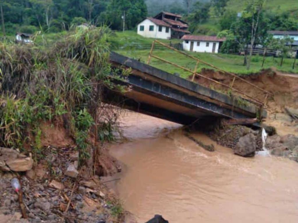 Ponte na estrada principal de Trindade, Marliéria