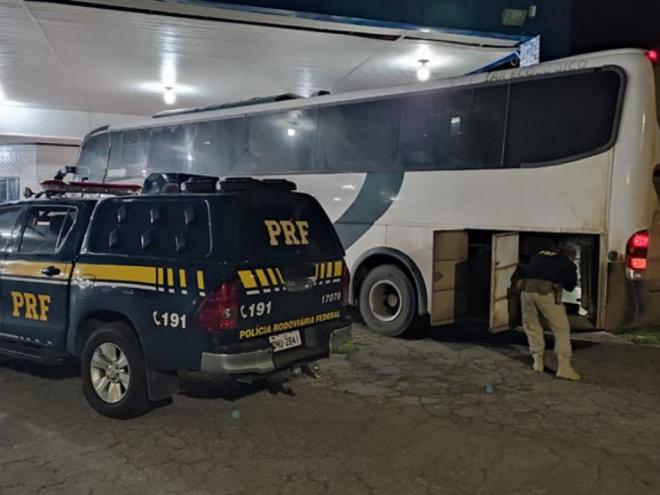 A PRF confirmou que o veículo possui mais de R$ 160 mil em multas de trânsito no estado de São Paulo