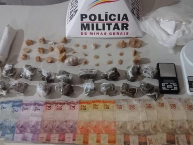 Todo o material ilícito encontrado pelos policiais em uma área usada para o tráfico de drogas