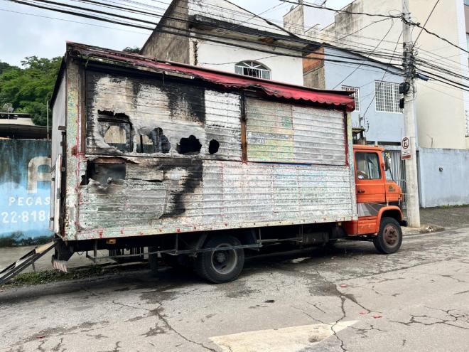 O veículo está estacionado em frente à casa do senhor Manoel, na rua Pelotas, no Jardim Panorama; do lado de fora é possível ver parte dos estragos 