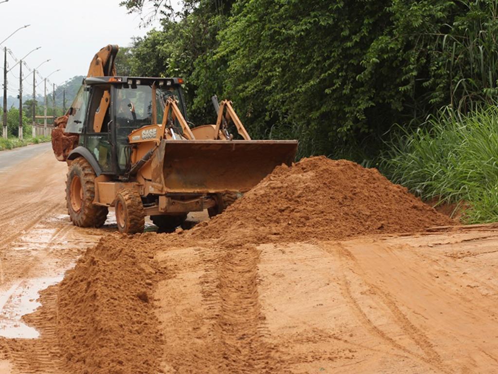 Remoção de lama nas vias públicas em Timóteo 
