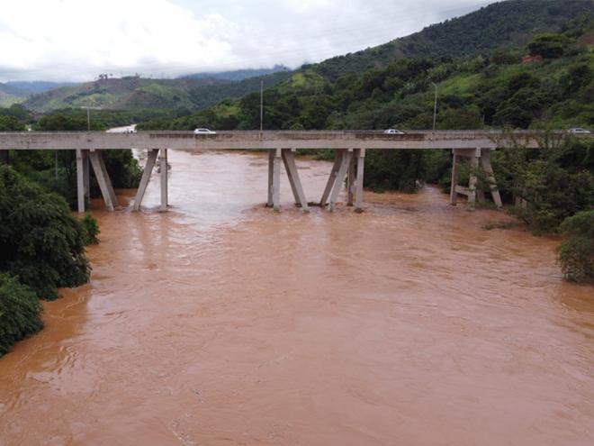 Trecho do rio Piracicaba na ponte velha, entre Timóteo e Coronel Fabriciano 