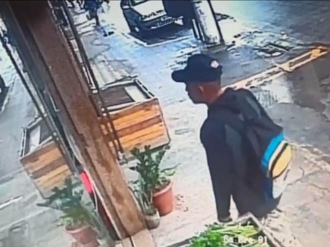 Câmera gravou o momento em que o ladrão entrou no sacolão, na manhã desta quarta-feira 