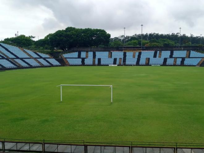 O gramado, após o período chuvoso, apresenta boas condições e sem buracos ou falhas