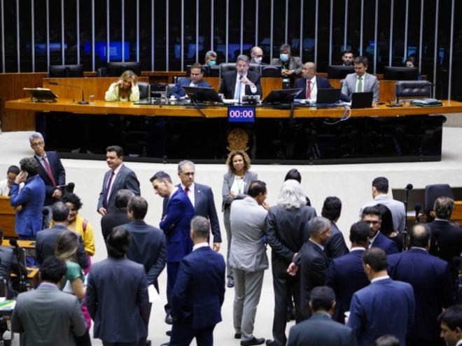 Decreto Legislativo aumenta salário para a cúpula do Executivo, Judiciário, senadores e deputados federais; Efeito cascata atinge todas outras esferas dos poderes 
