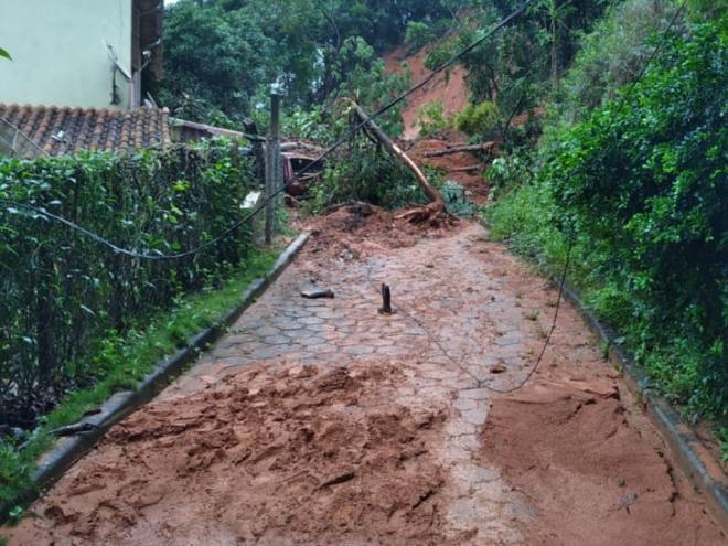 Com a queda da encosta, quatro casas foram atingidas e carros esmagados