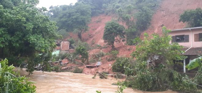 Uma encosta não resistiu à chuva e desabou, atingindo uma residência 