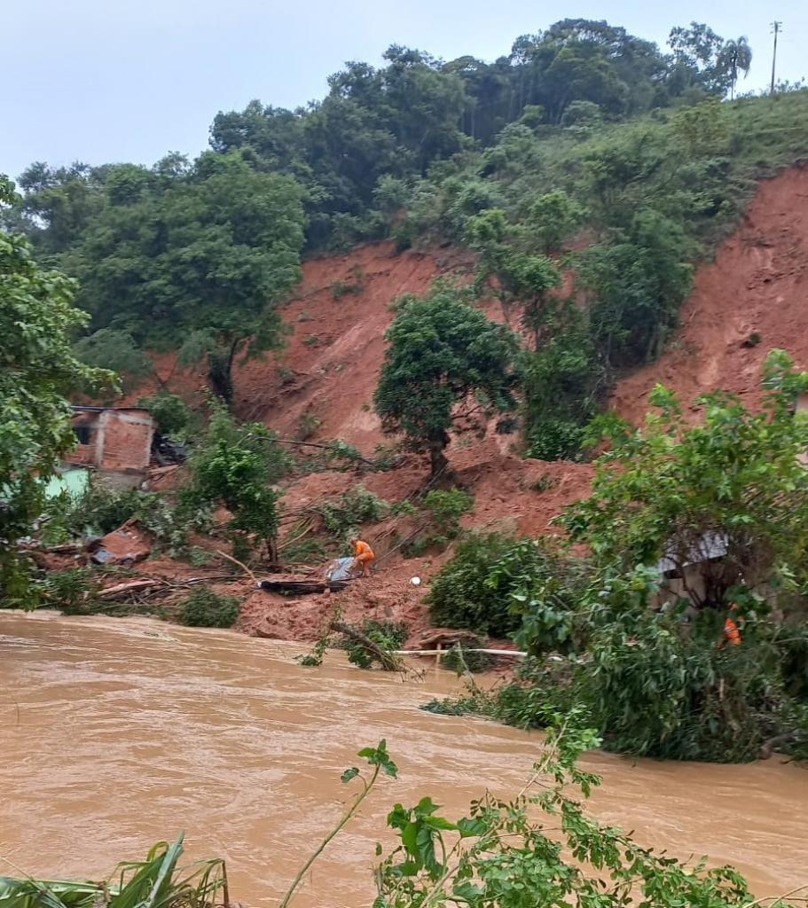 Encosta desabou e atingiu quatro residências 