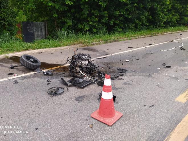 Com o impacto, suspensão e motor de VW Polo se soltaram; quatro ocupantes eram jovens valadarenses que estavam a caminho do litoral capixaba 