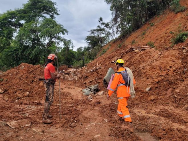 Ao longo desta semana, equipes têm atuado na área da catástrofe em Antônio Dias e pedem para que curiosos evitem ir ao local 