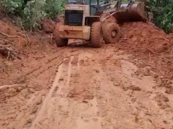 Em função da chuva intensa, encostas inteiras desabaram e obstruíram as vias, com lama e árvores