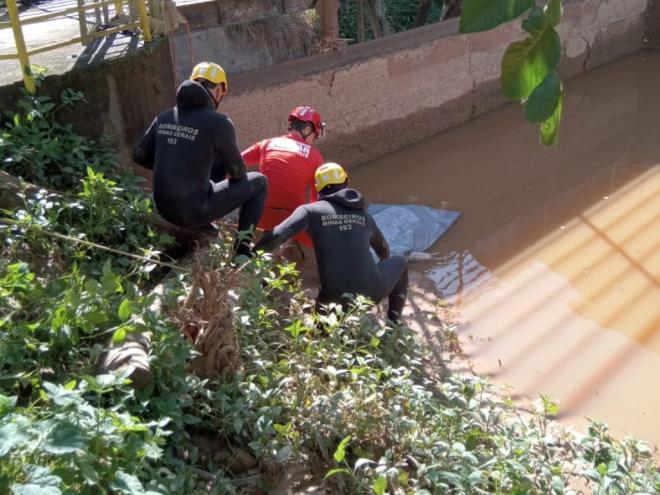 Buscas foram feitas ao longo do ribeirão Severo, que vai da área da catástrofe até o rio Piracicaba, mas o corpo estava parado na barragem de Sá Carvalho 