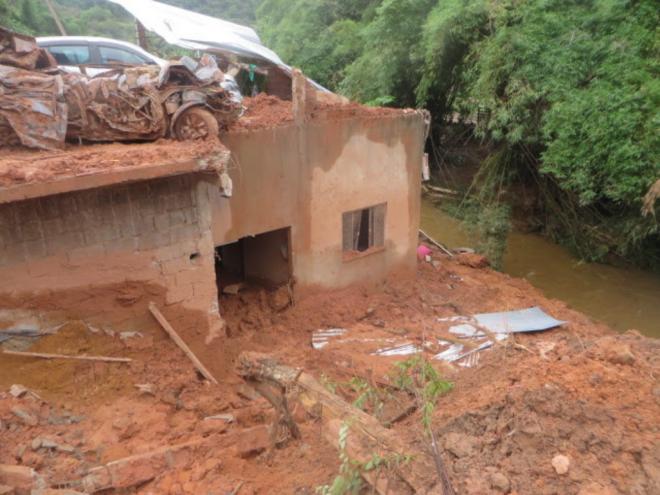 Encosta desabou na madrugada de domingo, destruiu casas, deixou onze pessoas feridas, três mortas e uma desaparecida