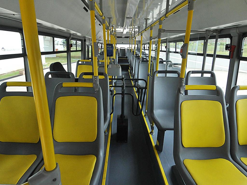 Passageira caiu quando motorista passou por quebra-molas em alta velocidade