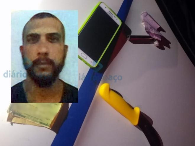 Os objetos apreendidos com Gustavo, entre eles a faca que usou contra os PMs