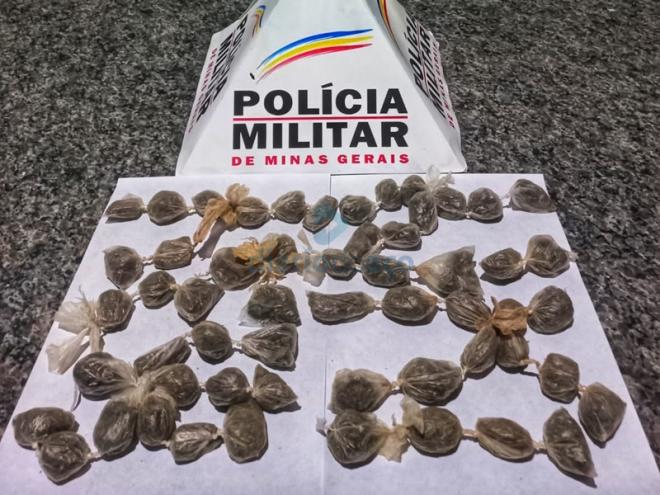 As porções de maconha apreendidas pelos policiais militares no Caladinho, em Fabriciano