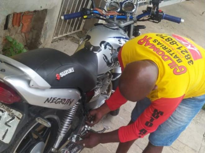 Suzuki YES 125 de cor prata, placa EGZ-3411, foi roubada na sexta-feira