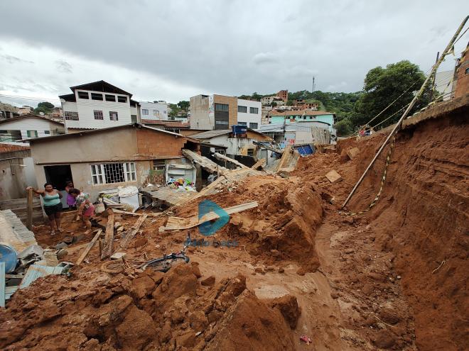 Proprietários das residências acreditam que vazamento na rede de água pode ter levado o muro ao colapso 