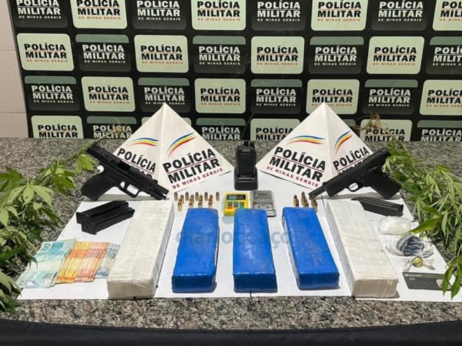 Os objetos apreendidos com os suspeitos de integrarem uma facção criminosa em Fabriciano