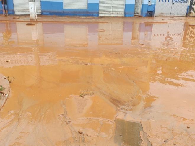 Devido à chuva intensa, vários transtornos são causados nos municípios 
