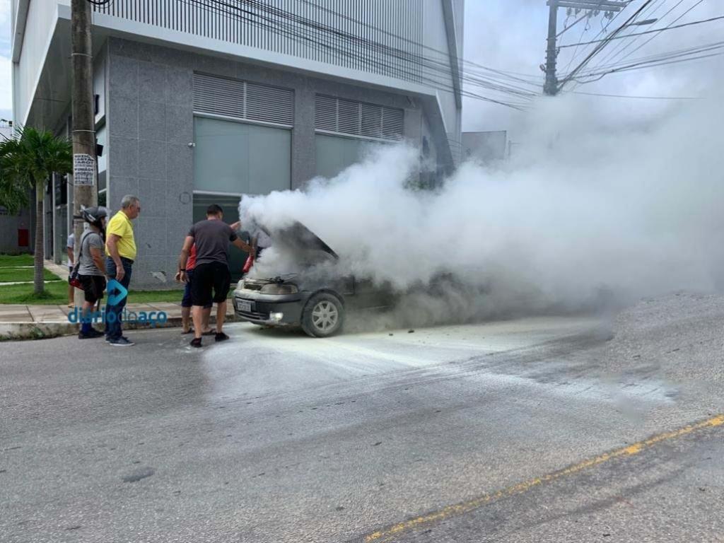 Incêndio ocorreu no compartimento do motor e condutor saiu a tempo, sem qualquer ferimento