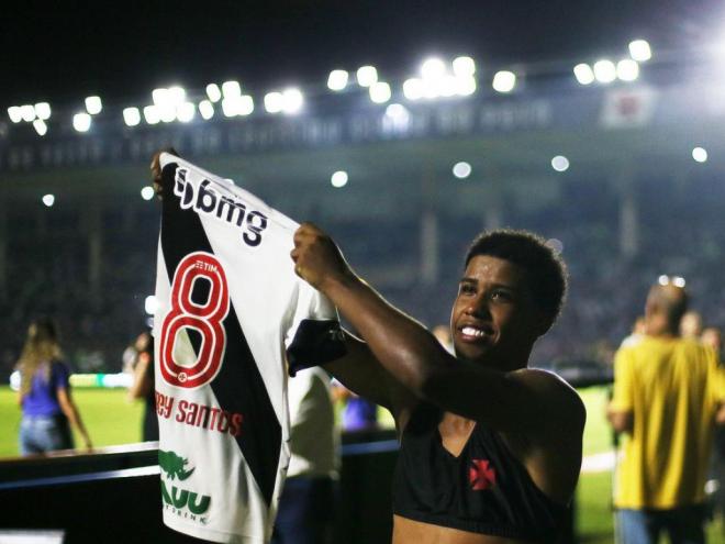 Jovem de 18 anos é cria da base vascaína