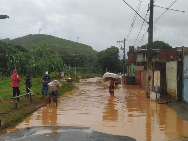 Moradores começam a retirar pertences dos imóveis 