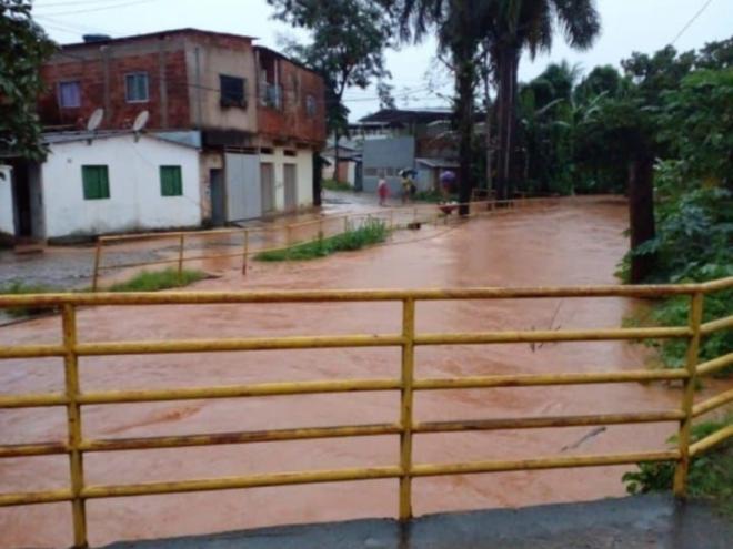 Rua São Vicente, no Centro de Santana do Paraíso 