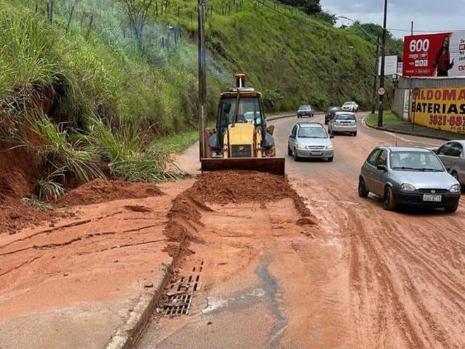 Trabalho de limpeza e desobstrução de via realizado neste domingo 