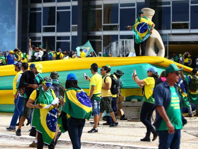Invasões aos prédios públicos foram vistas como espanto e repudiadas por autoridades