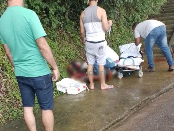 Os profissionais de saúde de Naque prestam os primeiros atendimentos à vítima ferida
