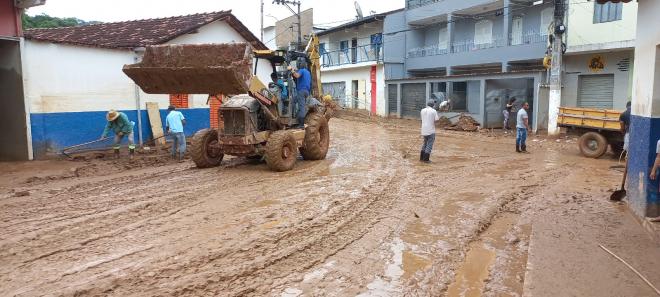 Nesta segunda-feira, o dia foi de limpeza em Jaguaraçu 