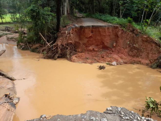 Essa é a situação da estrada que liga o distrito de Conceição de Minas à Dionísio 