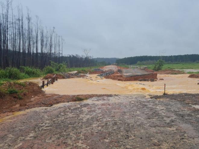 Trecho da MG-760, próximo ao trevo de Baixa Verde, onde há obstrução da pista
