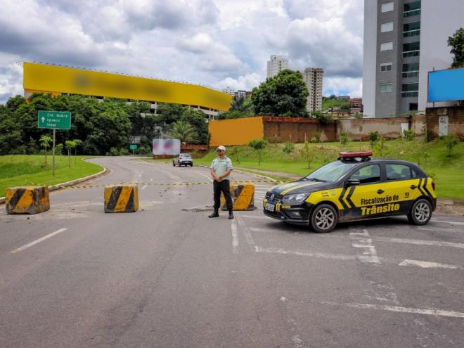 A interrupção temporária do trânsito ocorre na confluência da avenida Maanaim com a rua Visconde de Mauá