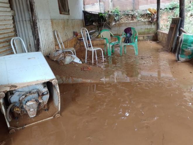 Moradores de Cava Grande perderam os pertences pessoais com a chuva 