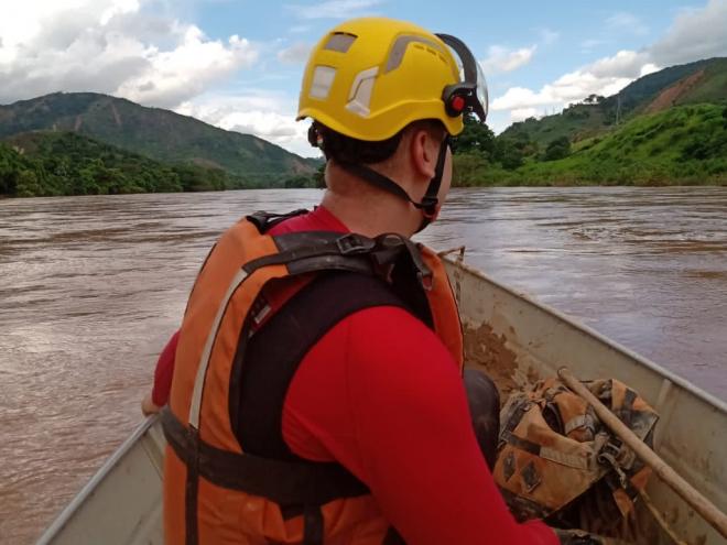 Parte das buscas era realizada com o uso de embarcação 