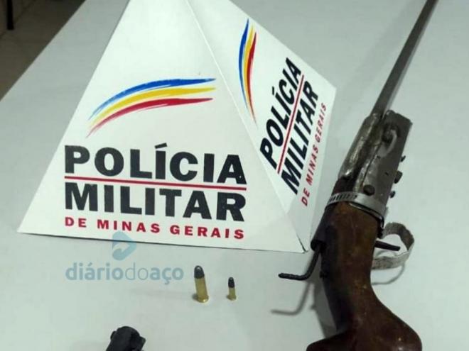 A polveira e um revólver que foram apreendidos pela PM na época das ameaças